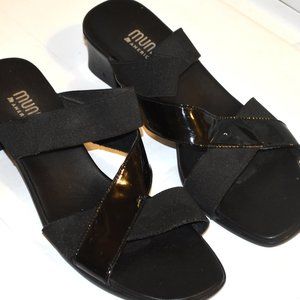 MUNRO AMER. SANDALS BLACK SIZE 9.5 PATENT LEATHER